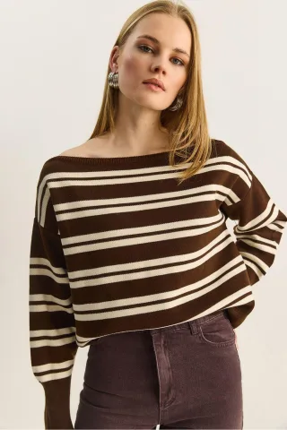 Schulterfreier gestreifter Rippenpullover