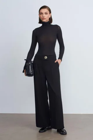 Hoch taillierte weite Crepe-Hosen