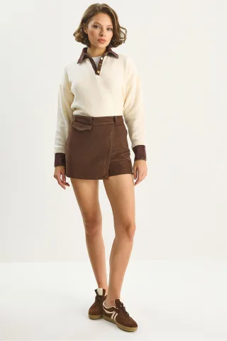 Hochgeschlossene, figurbetonte Mini-Shorts mit Tasche