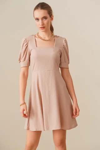 Texturiertes Mini-Strickkleid mit quadratischem Kragen