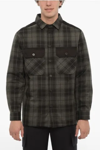 Kariertes, wattiertes Overshirt mit doppelter Brusttasche in Nero, Grigio