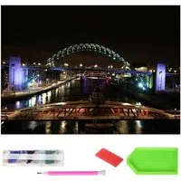 LA CUTE Malen nach Zahlen XXXL 5d Diamond Painting Brücke bei Nacht Malen nach Zahlen 120x60cm (Komplettset für 5D Diamond Painting inklusive Leinwand, Diamanten und Werkzeugen, Diamond Painting Set mit Zubehör für DIY-Kreativität und Entspannung), 1