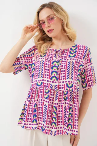 Gemusterte Rundhalsbluse mit Schleifendetail