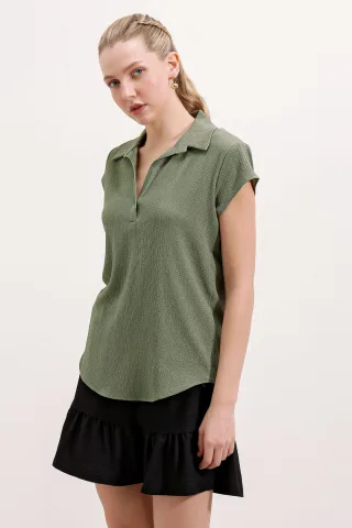 Strukturierte Polohemd-Bluse mit Knopfverschluss