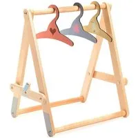 DJECO Puppenmöbel Pomea Puppen Kleiderständer aus Holz mit drei bunten Kleiderbügeln