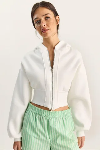 Kapuzensweatshirt im Slim Fit mit Rippstrick und cropped Länge