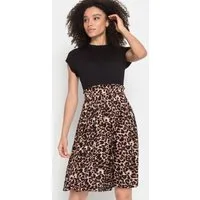 LASCANA Jerseykleid mit Gummibund und Rüschenkante in der Taille, Leoprint