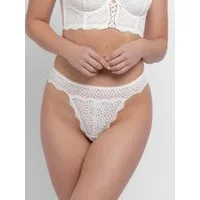 Dorina Tanga Farah mit Spitzendetails