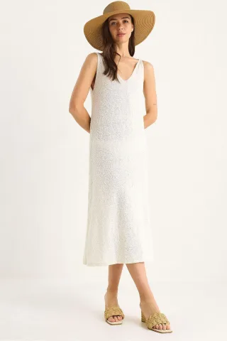 Strukturiertes V-Ausschnitt Midi-Strickkleid mit Rückenprint