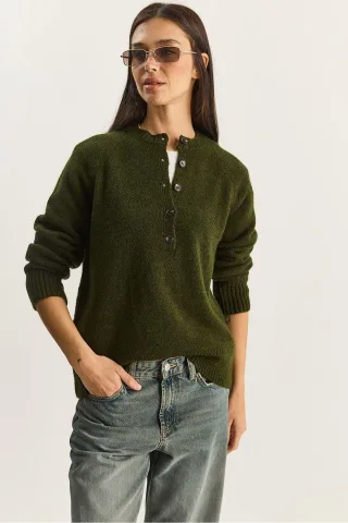 Lässiger Fit Knopfhals Strickpullover