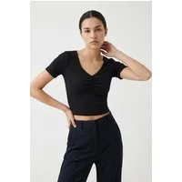 ONLY Kurzarmshirt ONLBETTY LIFE S/S SCALLOP V-NECK CC JRS mit Raffung am Ausschnitt