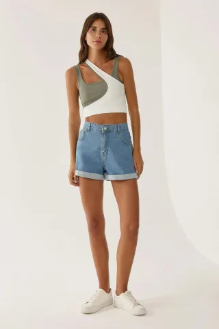 Hochgekrempelte Mom-Fit Shorts