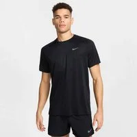 Nike Laufshirt M NK DFADV STRIDE SS TOP Kurzarm-Design, mit Rundhalsausschnitt, normale Länge, atmungsaktiv