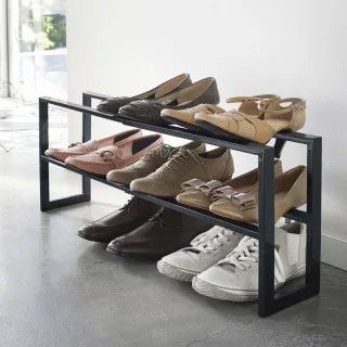 Yamazaki Schuhregal ausziehbar 2 Etagen 38-70x15x15cm Metall schwarz. Ein minimalistischer Blickfang für die moderne Schuhaufbewahrung in Ihrem Flur.