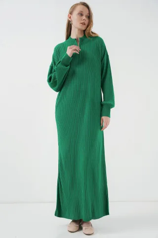 Texturiertes Strickkleid mit halbem Rollkragen und Reißverschluss