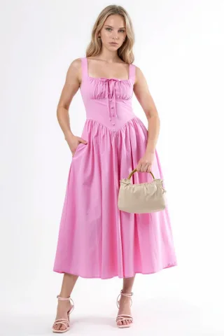 Midi-Kleid mit quadratischem Kragen und Knopfdetails