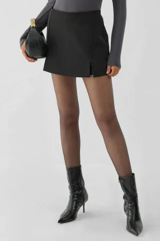 Hochtaillierte Mini-Shorts mit doppelten Schlitzen