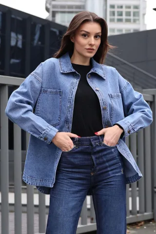 Oversized Jeansjacke mit Hemdkragen und Taschen