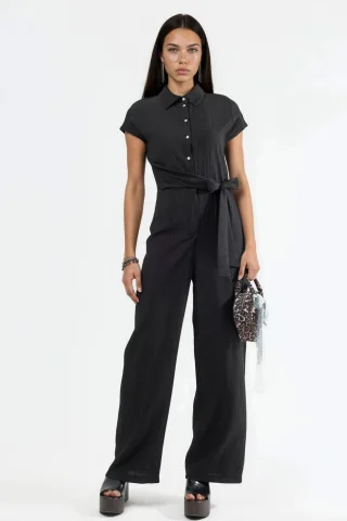 Weitgeschnittener Jumpsuit mit Knopfleiste und Hemdkragen
