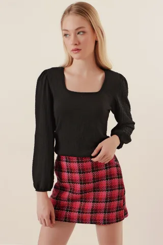Strukturierte Bluse mit quadratischem Kragen und langen Ärmeln
