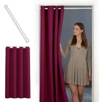 tinycurtains Türvorhang mit Stange weiß 70-120 cm Thermo Vorhang ohne Bohren, blickdicht, Ösen, verdunkelnd, Polyester, bordeaux rot Berry, Türgardine mit Klemmstange Raumtrenner Vorhang Tür