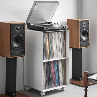 Yamazaki Schallplattenregal mobil mit Rollen Tower – Metall weiß. Schaffen Sie eine helle Atmosphäre für Ihre Vinyls im minimalistischen Look.