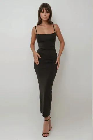 Maxikleid mit quadratischem Ausschnitt und figurbetonendem Schnitt