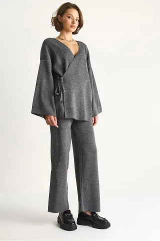 Doppelt geöffnete Krawattenbluse und weit geschnittene Hose Set