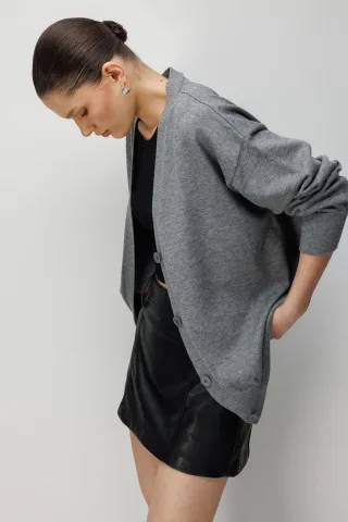 Langribbeliger Strickcardigan mit V-Ausschnitt und Knopfverschluss