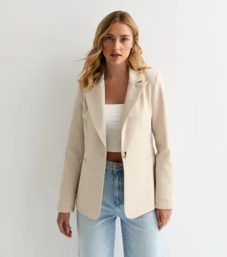 Beigefarbener maßgeschneiderter Blazer mit Taschendetail