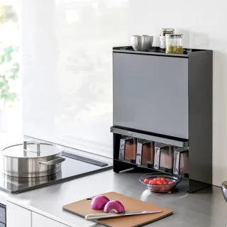 Yamazaki Gewürzregal platzsparend kleine Küchen Tower – Metall schwarz. Edler Loft-Style und effiziente Raumnutzung für Ihre moderne Küchennische.