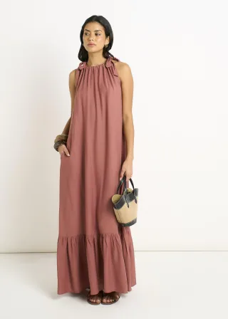 Maxikleid mit schrägem Ausschnitt und Trapezschnitt in Rostrot