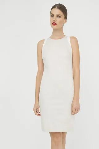 Sandfarbenes ärmelloses Kleid mit kontrastierendem Detail