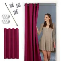 tinycurtains Türvorhang mit Stange silber 55-90 cm ohne Bohren, Thermo Vorhang mit Magneten, Ösen, abdunkelnd, Polyester, blickdicht, bordeaux rot Berry, Türgardine mit Klemmstange verdunkelnd