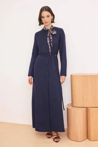 Marineblaues, flaches, langes Skater-Hijab-Kleid für Damen