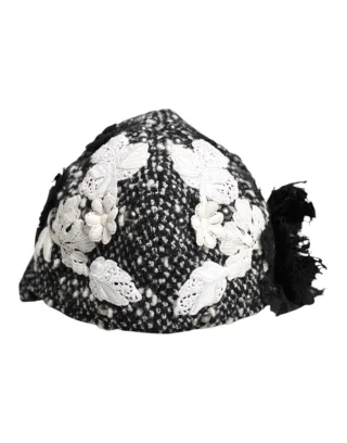 Schwarzer Wollhut mit weißen floralen Verzierungen