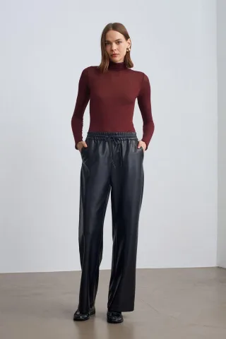 Damenweite Kunstlederhose