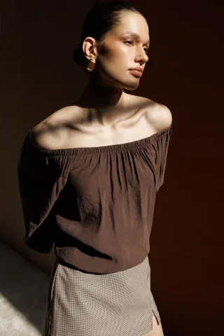 Bluse mit schulterfreiem Design und Struktur