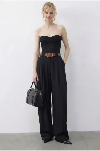 Hochtaillierte weite Palazzo-Hose mit Gürtel