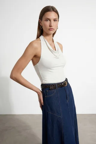 Ärmellose Bluse mit deftigem Kragen und Bindeband