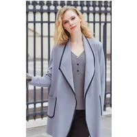 Passioni Longstrickjacke mit Schalkragen, Vordertaschen und kontrastierenden Lederkanten