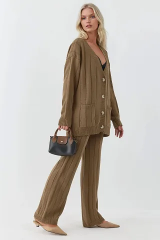 Texturierte Strick-Coordination mit V-Ausschnitt-Cardigan und weitem Hosen.