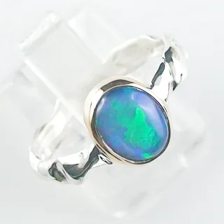935er Silberring mit 1,06 ct Welo Opal und 18k-Gelbgoldfassung