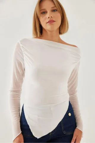Basic-Top mit asymmetrischem Saum