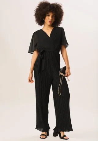 Jumpsuit mit Engelsärmeln und plissiertem Gürtel