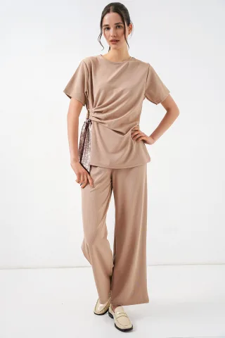 Rippstrick-Set mit Crew-Neck und Krawattendetail sowie weitem Hosenbein