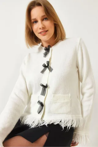 Rippstrick-Cardigan mit Knopfverschluss und Rüschen