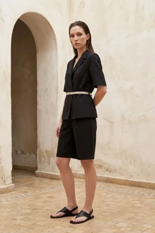 Gurtjacke und weite Hosen-Set