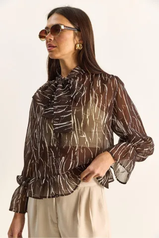 Chiffon-Bluse mit Krawatten-Detail und abstraktem Druck und Choker-Kragen
