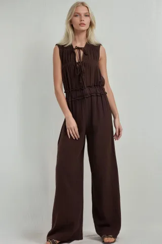 Texturiertes Jumpsuit mit weitem Bein und Rundhalsausschnitt
